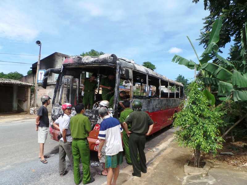 Cơ quan chức năng đang tiến hành khám nghiệm hiện trường để điều tra nguyên nhân dẫn tới vụ cháy.