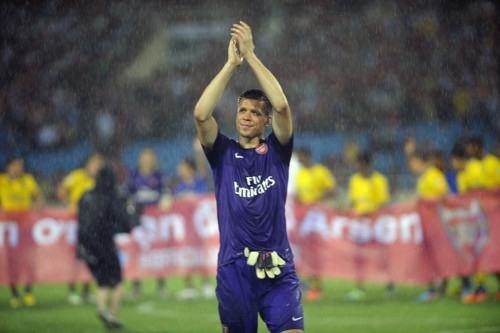 Thủ môn Arsenal cảm ơn khán giả Việt Nam đã đội mưa để cổ vũ.