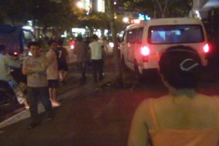 Đưa nạn nhân rời khách sạn về nhà xác BV An Bình để làm thủ tục pháp y. Đưa nạn nhân rời khách sạn về nhà xác BV An Bình để làm thủ tục pháp y.