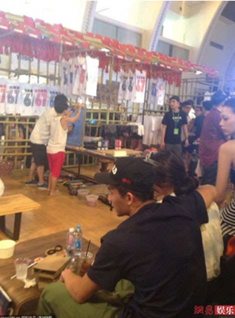 Trần Quán Hy âu yếm người yêu ngay nơi bán hàng.