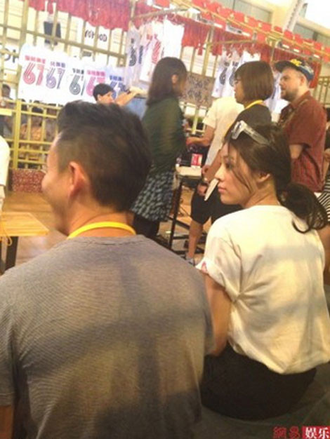 Người yêu Trần Quán Hy đến cổ vũ người tình.