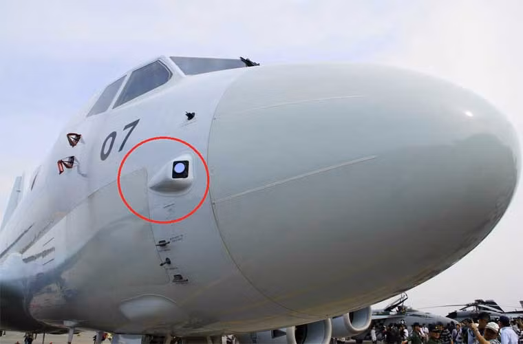 Ở phần mũi P-1 là nơi chứa anten của hệ thống radar mạng pha chủ động Toshiba HPS-106 hoạt động ở nhiều chế độ như không đối không, không đối hải, khẩu độ tổng hợp SAR… Thiết bị đánh dấu đỏ chính là hệ thống cảnh báo tên lửa AN/AAR-60.