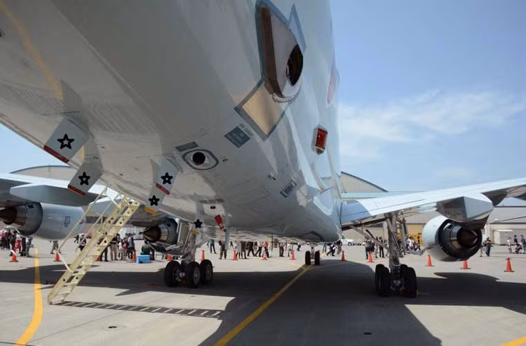 Dưới bụng máy bay là nơi được tích hợp hàng loạt anten dùng cho liên lạc, định vị hàng không… Trong ảnh, dấu sao chỉ các anten N-AS-330/HQR-1 hoặc N-AS-331/HQR-1 trang bị trên P-1.