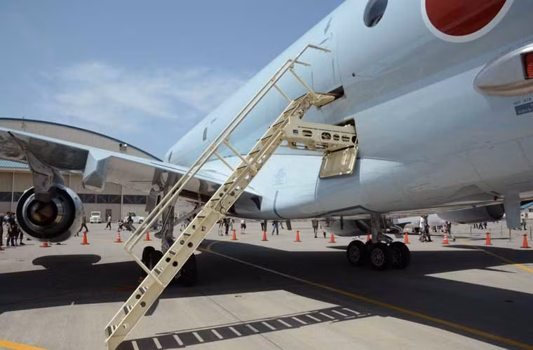 P-1 được vận hành bởi phi hành đoàn 13 người gồm: 2 phi công và 11 nhân viên điều khiển các hệ thống điện tử - vũ khí. Trong ảnh là cửa vào chiếc máy bay P-1.