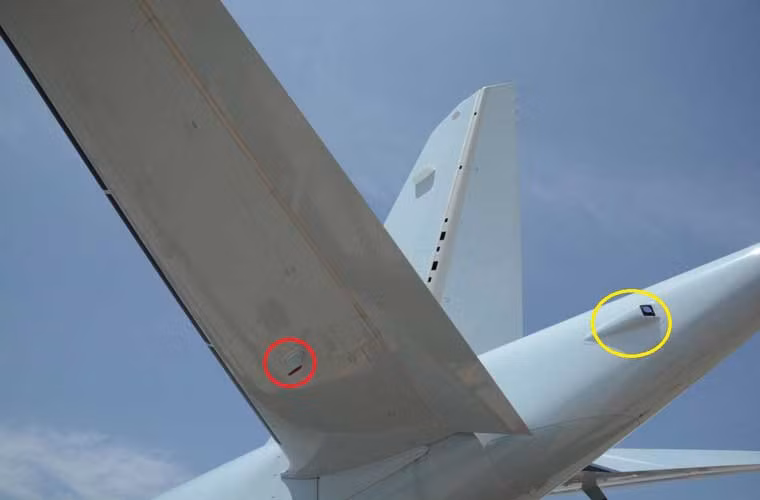 Trên cánh đuôi ngang máy bay có anten N-AS-331/HQR-1 (dấu đỏ), ở phần đuôi, đánh dấu tròn màu vàng là hệ thống cảnh báo chống tên lửa AN/AAR-60.