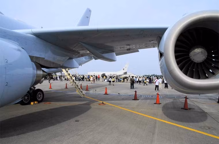 Chiếc máy bay được trang bị 4 động cơ tuốc bin phản lực cánh quạt đẩy XF7-10 cho tốc độ tối đa 996km/h, tầm bay 8.000km, trần bay 13.500m. Lưu ý dưới cánh có các điểm treo tên lửa chống hạm AGM-84 Harpoon hoặc ASM-1C.