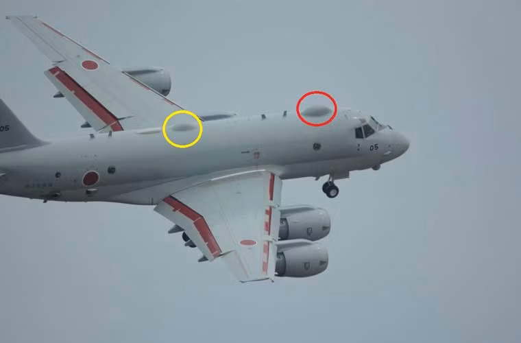 Trên đỉnh đầu máy bay, vòng tròn đỏ là vị trí đặt anten HLR-109B ESM, vòng tròn vàng là anten AMT-3500.