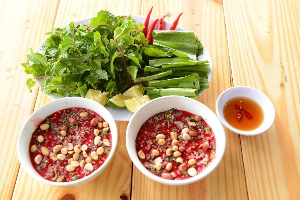 1. Tiết canh: Tiết canh là món khai vị nổi tiếng ở Việt Nam. Có rất nhiều loại tiết khác nhau, nhưng phổ biến nhất là tiết heo, tiết vịt. Quá trình làm tiết canh bắt đầu bằng việc lấy tiết của động vật. Sau đó, họ trộn tiết tươi với nội tạng, thịt băm vào một cái bát, nêm gia vị và để cho nó đông lại thành kết cấu thạch. Khi tiết đã đông lại, người ăn sẽ thêm 1 chút rau thơm, đậu phộng rang lên trên cùng.