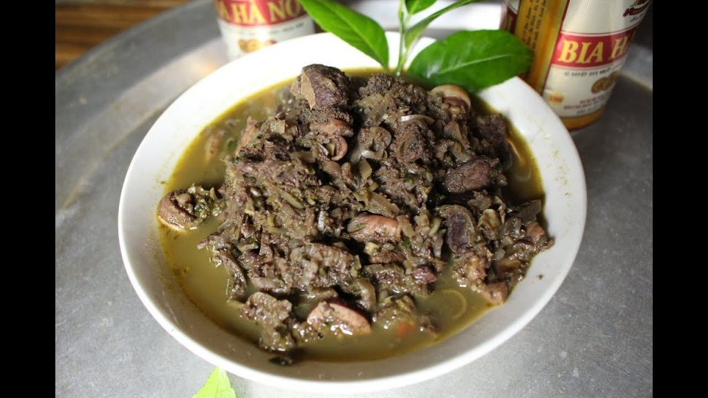 5. Pịa: Đây là một món ăn ở vùng Tây Bắc, Việt Nam được du khách đánh giá là khá đáng sợ. Pịa là chất lỏng đặc quánh trong ruột non của động vật ăn cỏ. Vì có nguồn gốc từ Tây Bắc nên mắc khén là loại gia vị không thể thiếu. Gia vị này sẽ giúp khử mùi hôi của pịa. Ngoài ra, các loại ruột khác như gan, dạ dày, phổi... của dê, bò cũng được cho vào món ăn này. Ngoài ra, túi mật được sử dụng sẽ khiến món ăn này có vị đắng nhẹ.