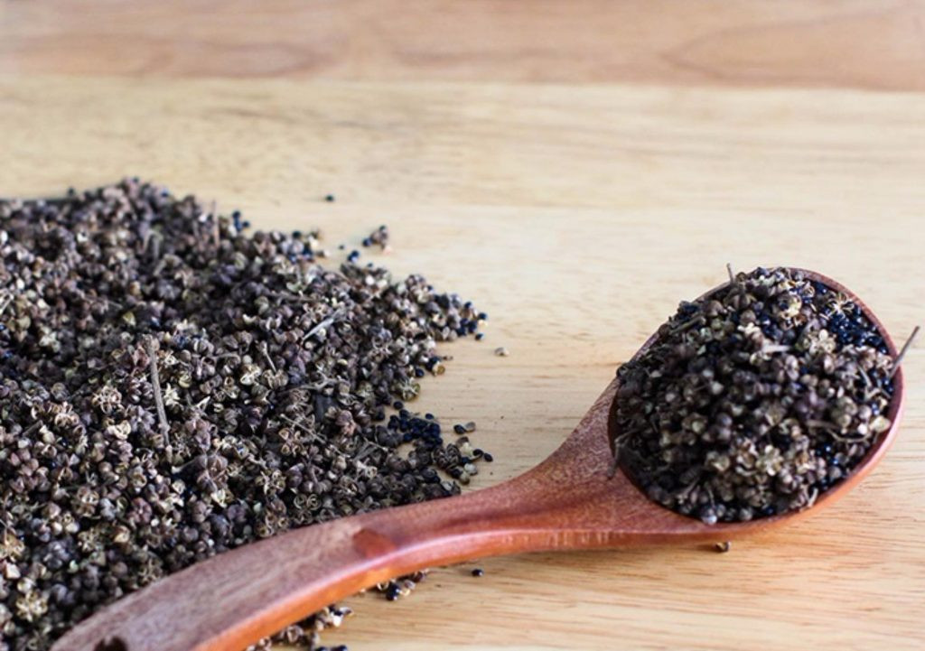 Loại gia vị làm nên sự đặc biệt của món này là hạt mắc khén. Đây được coi là "linh hồn" của ẩm thực Tây Bắc bởi hầu hết các món ăn ở đây đều có loại gia vị đặc biệt này. Mắc khén có mùi thơm nồng, thơm hơn tiêu đen rất nhiều và cho bạn cảm giác “tê tái” đầu lưỡi.