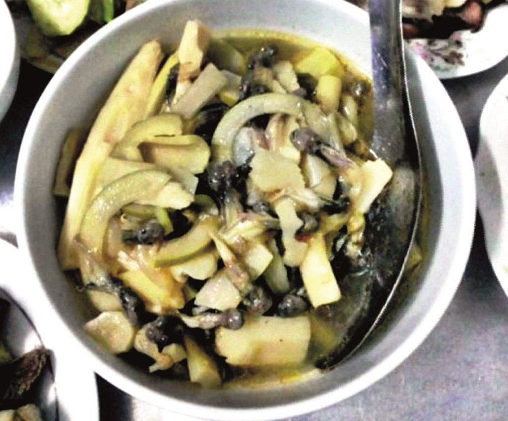 Có thể bạn sẽ cảm thấy hơi ghê khi thử món ăn này lần đầu tiên. Nhưng nếu đã dám ăn nó, bạn sẽ thấy hương vị vô cùng hấp dẫn. Măng mềm, ngọt và hơi đắng kết hợp cùng nòng nọc sẽ tạo nên hượng vị đặc biệt có “1-0-2”.