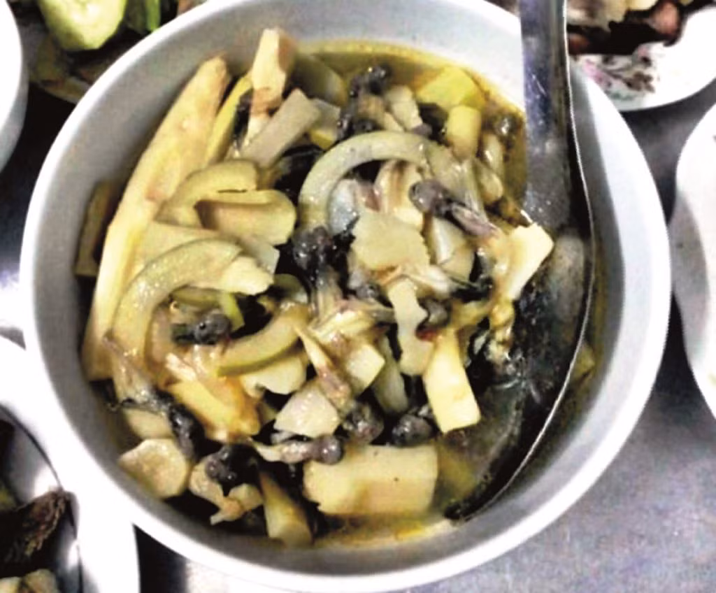 Có thể bạn sẽ cảm thấy hơi ghê khi thử món ăn này lần đầu tiên. Nhưng nếu đã dám ăn nó, bạn sẽ thấy hương vị vô cùng hấp dẫn. Măng mềm, ngọt và hơi đắng kết hợp cùng nòng nọc sẽ tạo nên hượng vị đặc biệt có “1-0-2”.