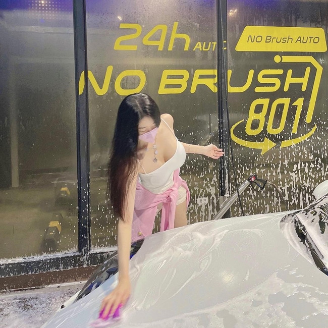 Không ít người đẹp mạng xã hội đăng tải những hình ảnh diện quyến rũ đi rửa xe sang. Ảnh: Hot girl Hàn Quốc Vivi mặc áo hai dây đi rửa xe chiếc xe Porsche 911. Được biết, xe này có giá từ 7 tỷ đồng.