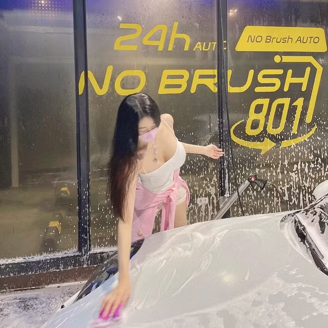 Không ít người đẹp mạng xã hội đăng tải những hình ảnh diện quyến rũ đi rửa xe sang. Ảnh: Hot girl Hàn Quốc Vivi mặc áo hai dây đi rửa xe chiếc xe Porsche 911. Được biết, xe này có giá từ 7 tỷ đồng.