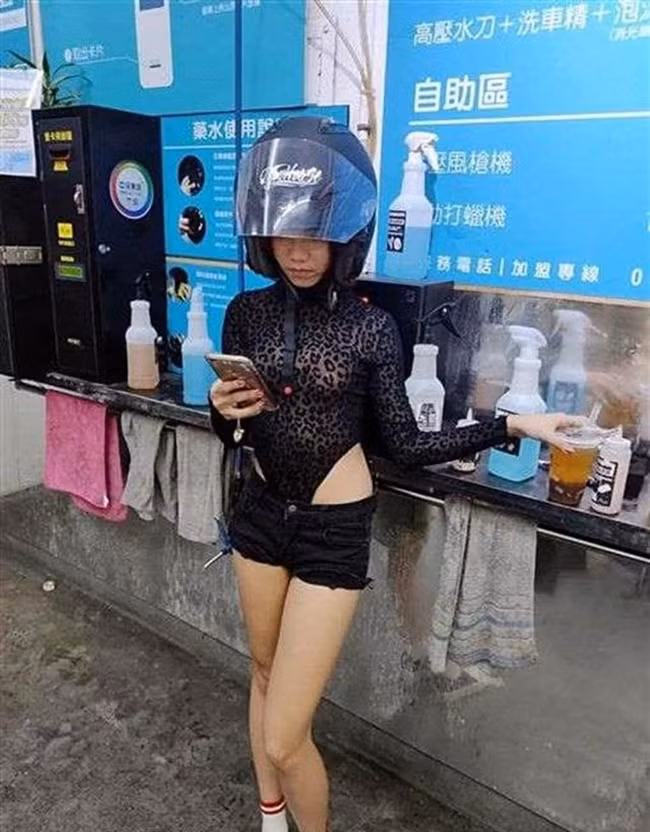 Một cô gái Đài Loan có lựa chọn trang phục táo bạo khi đi rửa xe. Người ta cho rằng không phải lúc nào việc diện hở cũng mang lại cảm nhận quyến rũ tinh tế, do đó cần vô cùng cẩn trọng.