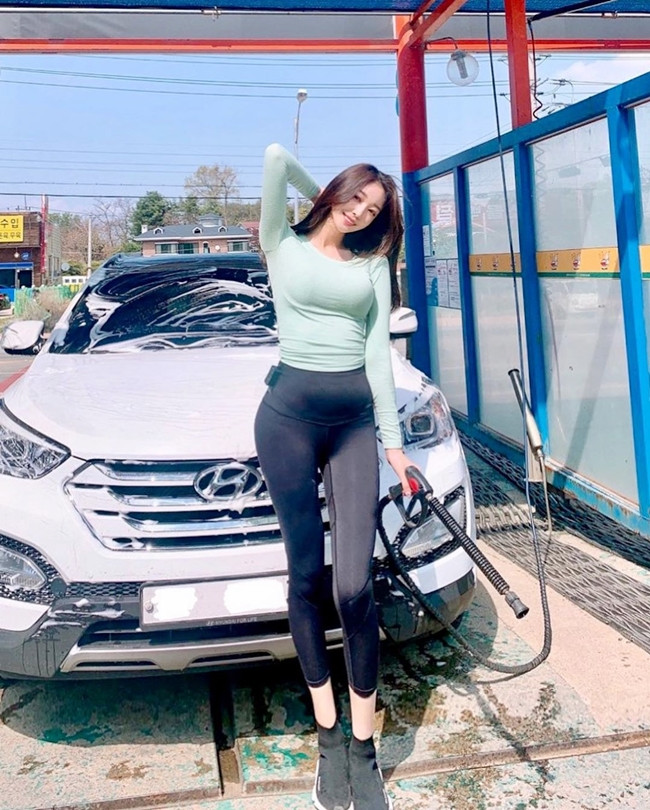 Ngoài ra, các cô gái cũng khá ưa chuộng kiểu quần legging như thế này.