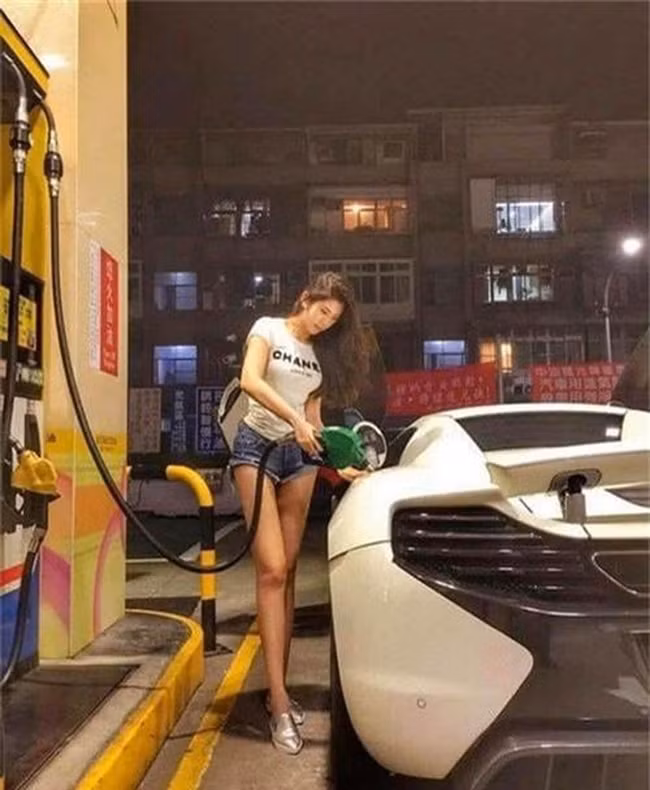 Khi nhắc đến các "hot girl đổ xăng" không thể quên cô gái Đài Loan Jessie Lee.