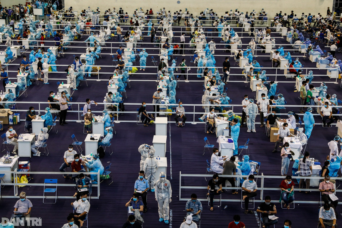 Một năm chống dịch COVID-19: Trận chiến khốc liệt và nhiều mất mát nhất - Hình 5 Mot nam chong dich COVID-19: Tran chien khoc liet va nhieu mat mat nhat-Hinh-5