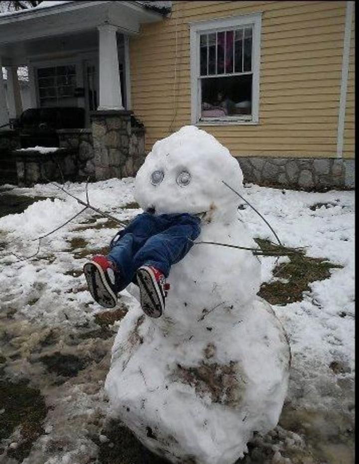 ách để trang trí cho người tuyết khi còn mỗi chiếc quần và đôi giày cũ