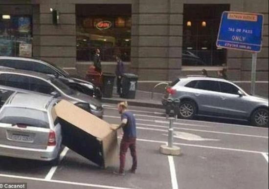 Thay vì thuê xe vận chuyển về nhà, anh chàng lại quyết tâm nhét nó vào ghế sau chiếc xe con của mình. Vẫn chưa hiểu anh ấy sẽ ngồi lái kiểu gì, cứ cho là nhét cái tủ vào xe được.