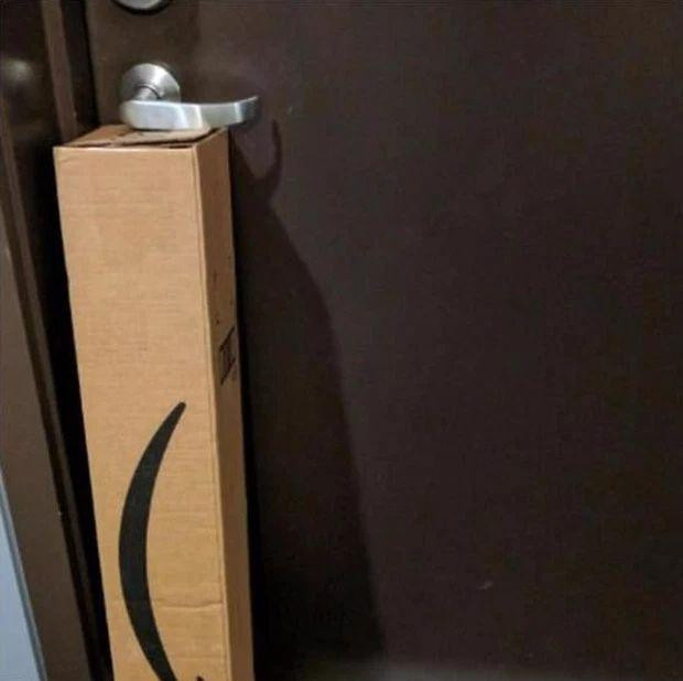 Nhân viên giao hàng đã tiện tay trêu ngươi chủ nhà bằng cách... đặt kiện hàng xuống dưới tay nắm cửa, chặn đứng tay nắm như thế này. Chủ căn hộ đã không thể ra khỏi nhà và phải nhờ tới người quản lý tòa nhà đến giúp sức.