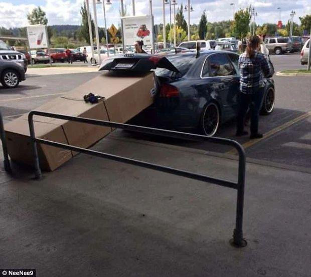 Một bà chị thích nhồi nhét cả cái tủ vào xe