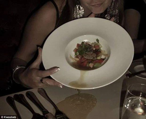 Chỉ để chụp ảnh món ăn mà cô gái nghiêng đĩa làm đổ hết nước ra ngoài