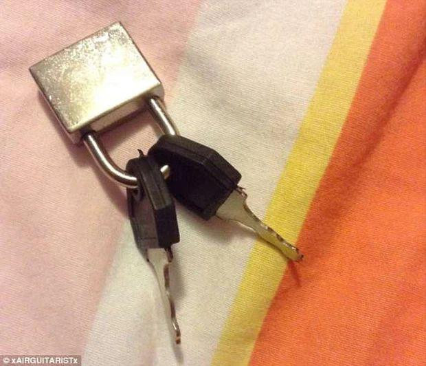 Cách tốt nhất để không bao giờ quên chìa khóa? Khóa chúng thẳng vào ổ khóa là xong