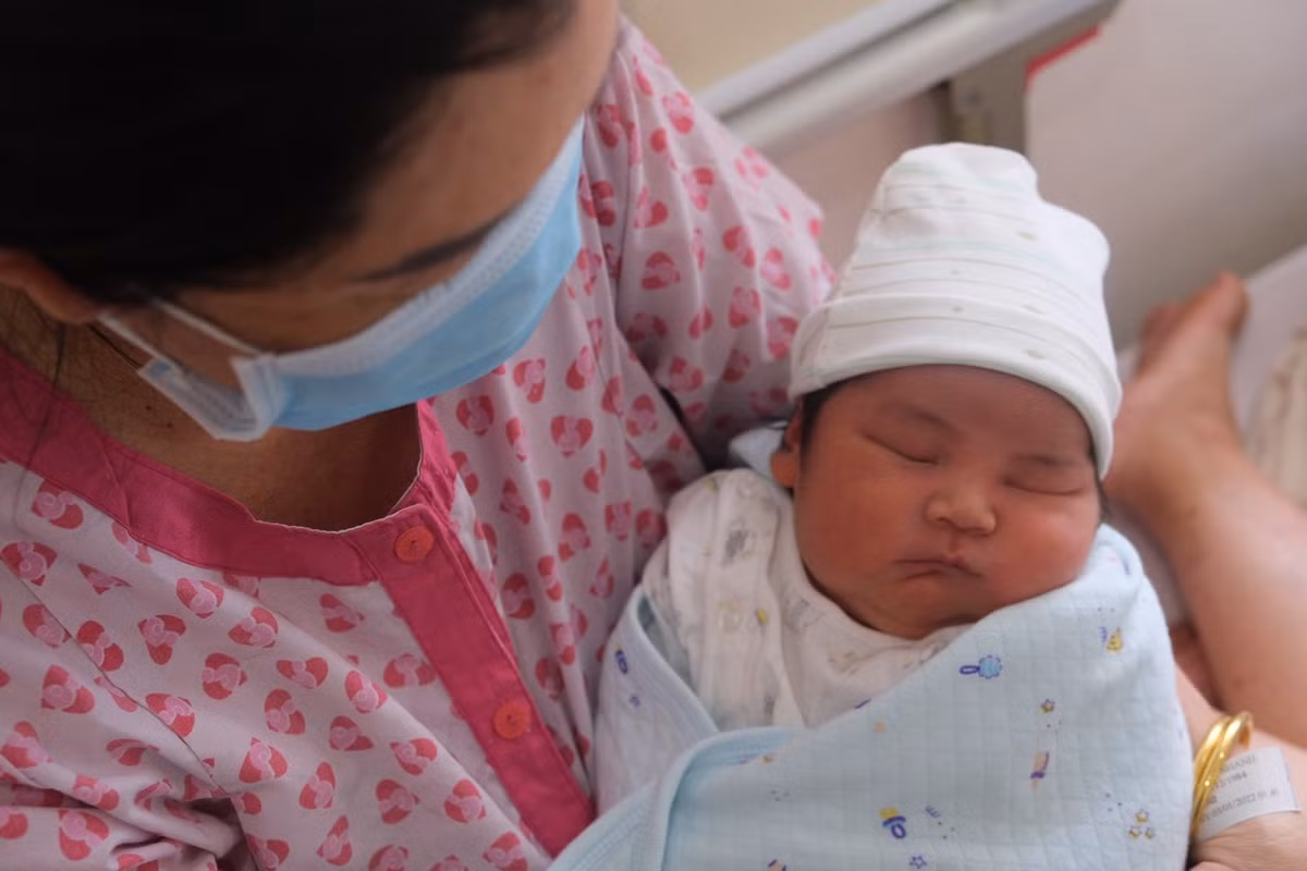 Thai phu ngo ngang vi sinh con nang den 5kg