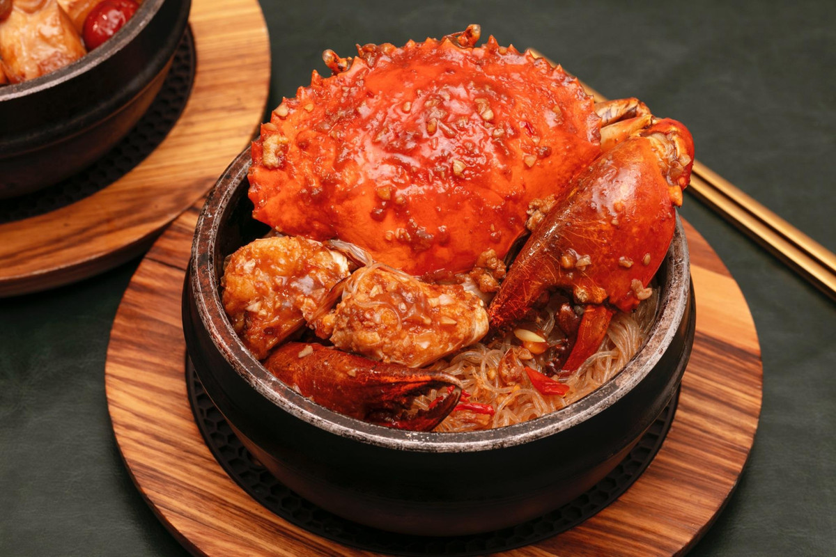 5. Miến cua xốt sa tế tôm: Miến cua thố đá là một trong những món ăn Hong Kong rất được ưa chuộng. Trông đơn giản nhưng cách nấu món này khá công phu. Sợi miến dai mà mềm thấm đẫm gia vị, mang hương thơm hấp dẫn. Vị xốt sa tế tôm nồng nhưng dễ chịu, ngòn ngọt. Thịt cua tươi, không ngấy.