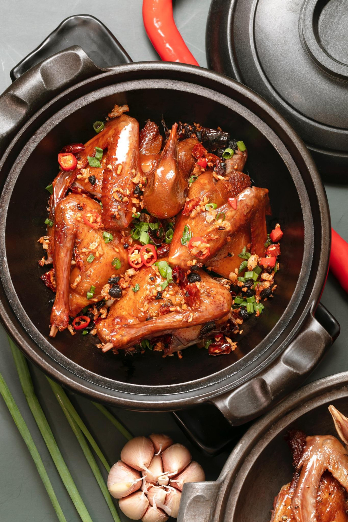 3. Bồ câu tỏi ớt: Bồ câu tỏi ớt là món ăn cần chế biến cầu kỳ, thành phẩm bên ngoài phải đủ giòn nhưng bên trong không được quá khô. Món ăn này tại Shun Yi là sự kết hợp hoàn hảo giữa các nguyên liệu ớt khô, gừng, tỏi, hành. Thịt bồ câu có độ mềm, ngon ngọt trong khi vẫn giữ được kết cấu lớp da bên ngoài căng mướt.