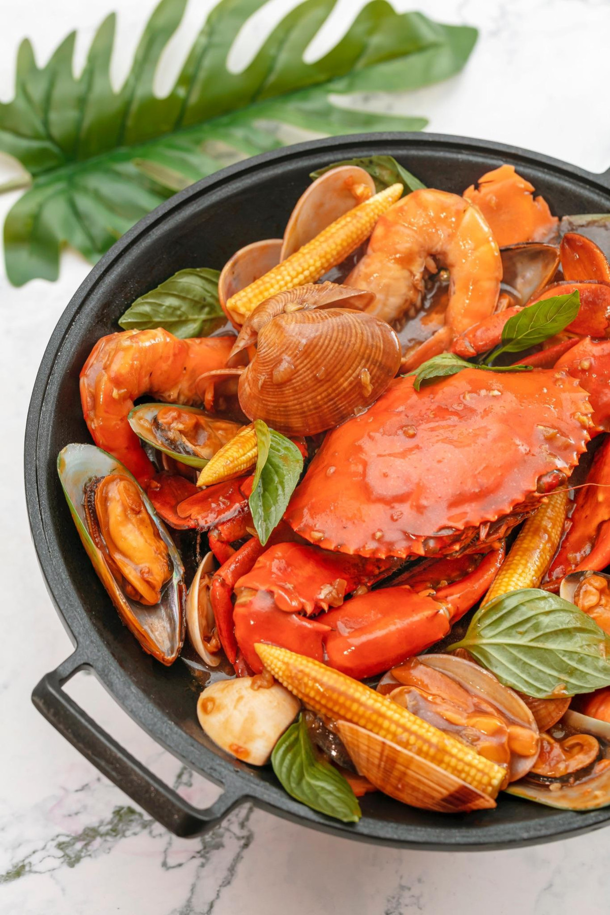  2. Hải sản xốt Shun Yi: Hải sản xốt trong thố đá là món ăn được yêu thích tại Quảng Đông. Ở Shun Yi, món ăn này trở nên đậm đà hơn khi kết hợp hải sản tươi cùng nước xốt độc quyền của nhà hàng. Nước xốt tại đây khá lạ miệng. Vị beo béo của đậu phộng hòa lẫn chút cay nhẹ nhàng, làm các món cua, tôm, sò thêm phần thơm ngon, hấp dẫn.