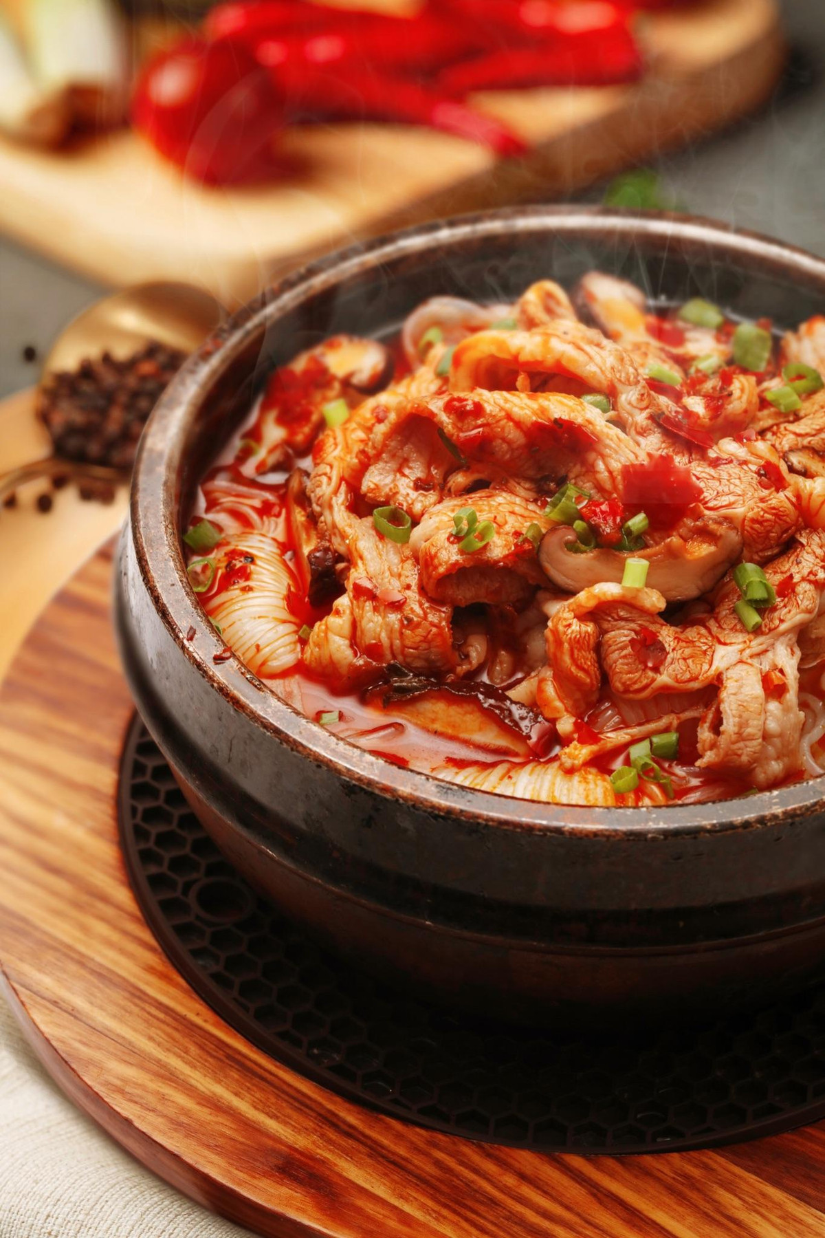 4. Súp bò Mala: Nếu yêu thích các món ăn cay nóng, bạn nên thử qua súp bò Mala. Không chỉ hiện diện trong súp cá phi lê cải chua, vị cay trứ danh đặc trưng của Tứ Xuyên còn có trong súp bò Mala. Nước dùng vị Mala hài hòa, cay vừa đủ để thực khách có thể thưởng thức trọn vẹn những miếng thịt bò ba chỉ mềm ngọt. Tại Shun Yi, món này sẽ được ăn kèm bún nưa giòn giòn, quyện với vị cay của Mala thêm phần hấp dẫn.