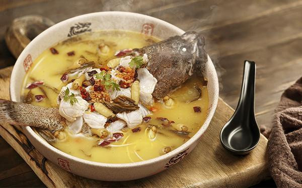 Dưới đây là 5 món thố đá Quảng Đông bạn có thể thưởng thức khi đến Shun Yi - một trong những nhà hàng nổi tiếng tại TP.HCM. 1. Súp cá phi lê cải chua. Đây là một trong những đặc sản được nhiều thực khách ưa chuộng nhất tại Tứ Xuyên. Nước dùng chua cay tê lưỡi nhưng phần cá lại thanh đạm, mang đến sự kết hợp hài hòa cho món ăn. Món ăn này hiện được phục vụ tại nhà hàng ẩm thực Quảng Đông Shun Yi. Đến nhà hàng này, thực khách sẽ được thưởng thức súp cá phi lê cải chua thơm ngon, thanh mát từ cải chua và vị cay cay của hạt xuyên tiêu.