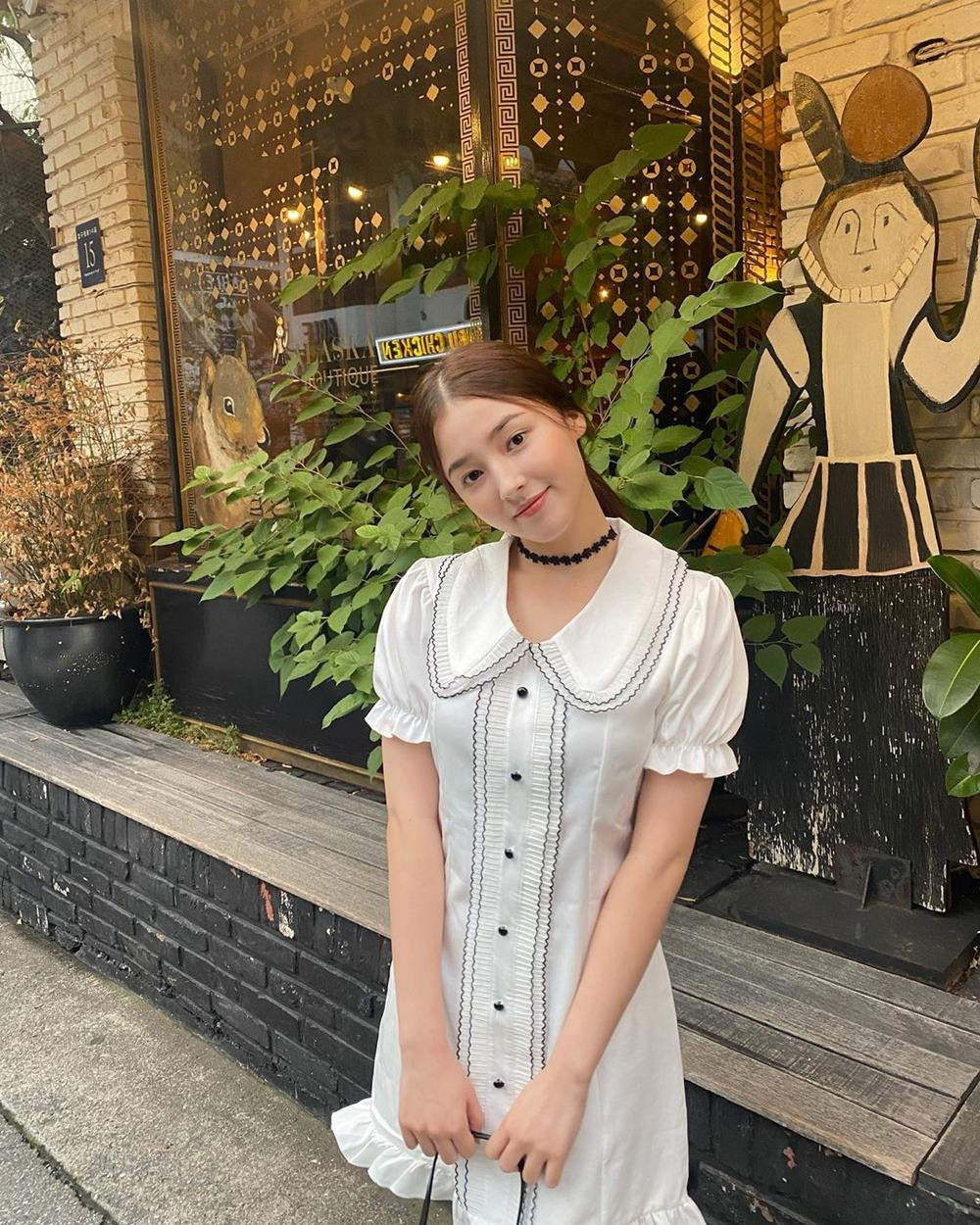 Những chiếc váy liền sẽ không bao giờ lỗi mốt vì chúng là giải pháp hoàn hảo khi bạn băn khoăn về cách phối đồ. Kết hợp thêm với các phụ kiện set đồ sẽ trở nên hoàn hảo hơn.