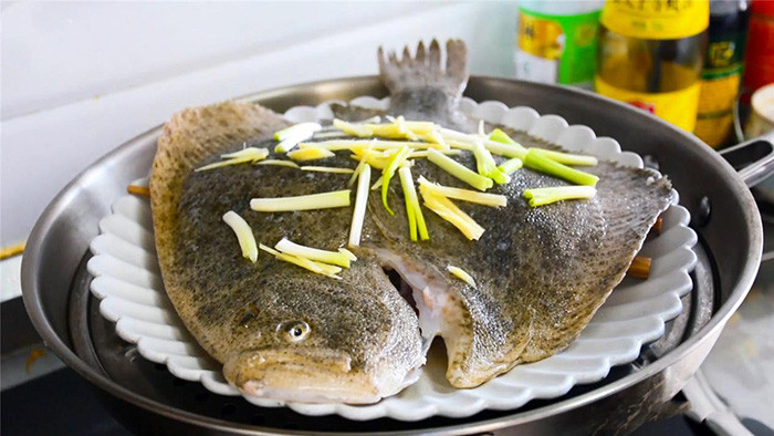 5. Cá bơn biển: Cá bơn thịt béo và ngậy, rất ngon và bổ dưỡng, ít chứa kim loại nặng. Loại cá này thích hợp chiên, kho tiêu, nấu canh chua, kho gừng… Thịt cá thơm, chắc, thường được xuất khẩu.