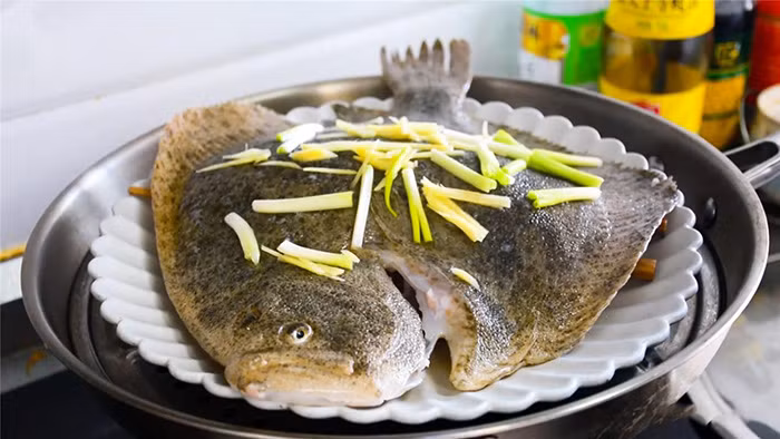 5. Cá bơn biển: Cá bơn thịt béo và ngậy, rất ngon và bổ dưỡng, ít chứa kim loại nặng. Loại cá này thích hợp chiên, kho tiêu, nấu canh chua, kho gừng… Thịt cá thơm, chắc, thường được xuất khẩu.