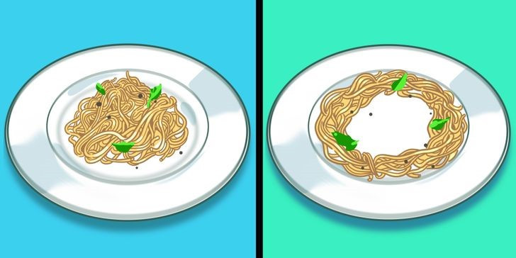  1. Làm nóng đều thức ăn trong lò vi sóng: Bạn có thể nhận thấy rằng, sau khi hâm nóng thức ăn trong lò vi sóng, thường phần giữa sẽ không nóng bằng các phần viền xung quanh. Điều này xảy ra vì lò vi sóng truyền nhiệt từ ngoài vào trong, chứ không làm nóng thức ăn từ bên dưới như lò nướng. Để tránh việc hâm nóng thức ăn không đều, chỉ cần để hình món ăn thành hình vòng như ảnh dưới đây. Mẹo nhỏ trong bếp này sẽ giúp bạn thưởng thức bữa ăn nóng hổi.