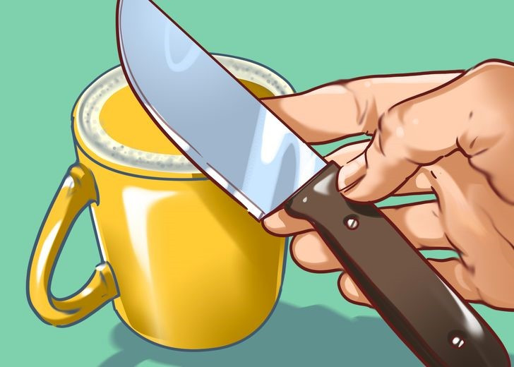 5. Mài dao bằng một chiếc cốc: Dao làm bếp rất dễ bị cùn nếu bạn sử dụng thường xuyên. Nếu bạn không có dụng cụ mài đặc biệt, hãy lấy một chiếc cốc và lật nó lên. Sau đó, bạn có thể mài dao trên đáy cốc một góc 45 độ.