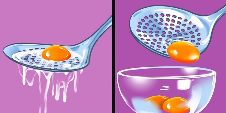 3. Tách lòng trắng trứng dễ dàng mà không cần dụng cụ đặc biệt: Nếu bạn không thể tách lòng đỏ khỏi lòng trắng trứng một cách hoàn hảo và không có dụng cụ đặc biệt để hỗ trợ, thì một chiếc thìa có lỗ có thể cứu nguy. Với sự trợ giúp của nó, bạn có thể tách lòng trắng trứng như một đầu bếp chuyên nghiệp.