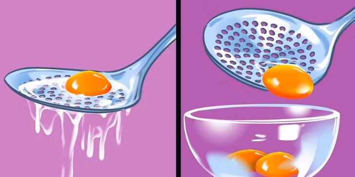 3. Tách lòng trắng trứng dễ dàng mà không cần dụng cụ đặc biệt: Nếu bạn không thể tách lòng đỏ khỏi lòng trắng trứng một cách hoàn hảo và không có dụng cụ đặc biệt để hỗ trợ, thì một chiếc thìa có lỗ có thể cứu nguy. Với sự trợ giúp của nó, bạn có thể tách lòng trắng trứng như một đầu bếp chuyên nghiệp.