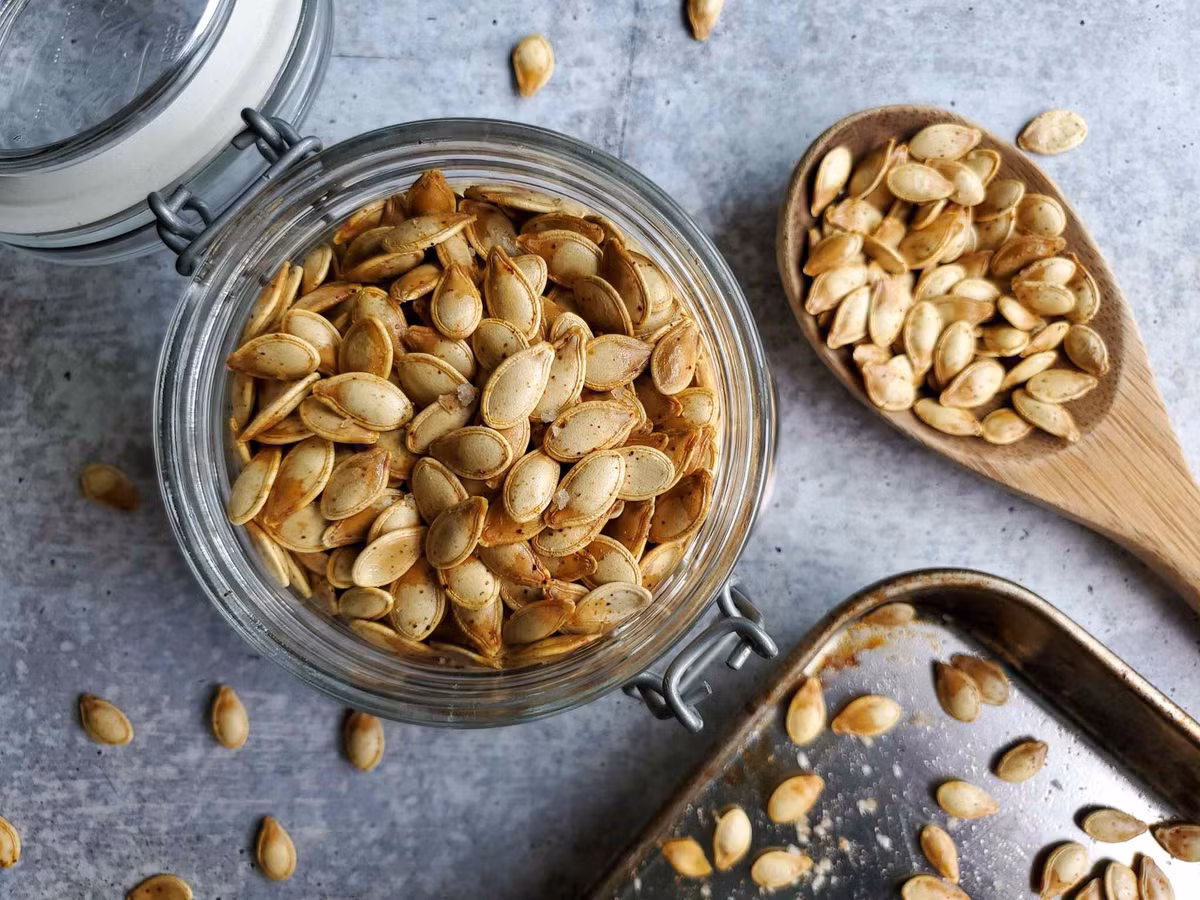 6. Hạt bí: Tương tự hạt hướng dương, hạt bí là một món ăn vặt quen thuộc với mọi người. Nếu vitamin E xuất hiện nhiều ở hạt hướng dương thì hạt bí lại đem đến rất nhiều vitamin A giúp cải thiện hệ miễn dịch. Ngoài ra, hạt bí có hàm lượng chất chống oxy hóa cao giúp giảm nguy cơ mắc bệnh mạn tính, tim mạch và ung thư. Tuy nhiên, nếu ăn quá nhiều sẽ dẫn đến một số tác dụng phụ không mong muốn như đầy hơi và tiêu chảy. Ảnh: Homestead and Chill.