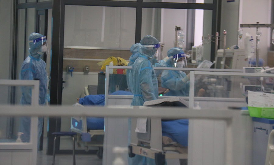 Cang thang dieu tri benh nhan COVID-19 nguy kich tai ICU lon nhat mien Bac-Hinh-4