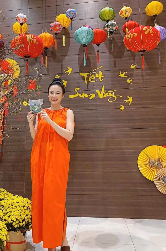 Hiem hoi moi khoe anh moi, Angela Phuong Trinh trong mum mim khac la-Hinh-2