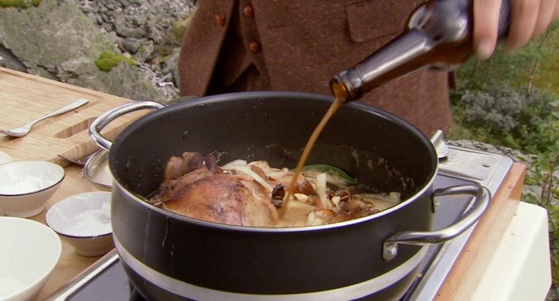 Dùng nấu thực phẩm đông lạnh: Thực phẩm đông lạnh sau khi chế biến thường sẽ có mùi hôi hơn những thực phẩm tươi mới. Để món ăn thơm ngon bạn có thể ướp với bia trước khi chế biến. Với cách này, mùi hôi của món ăn sẽ nhanh chóng được khử.