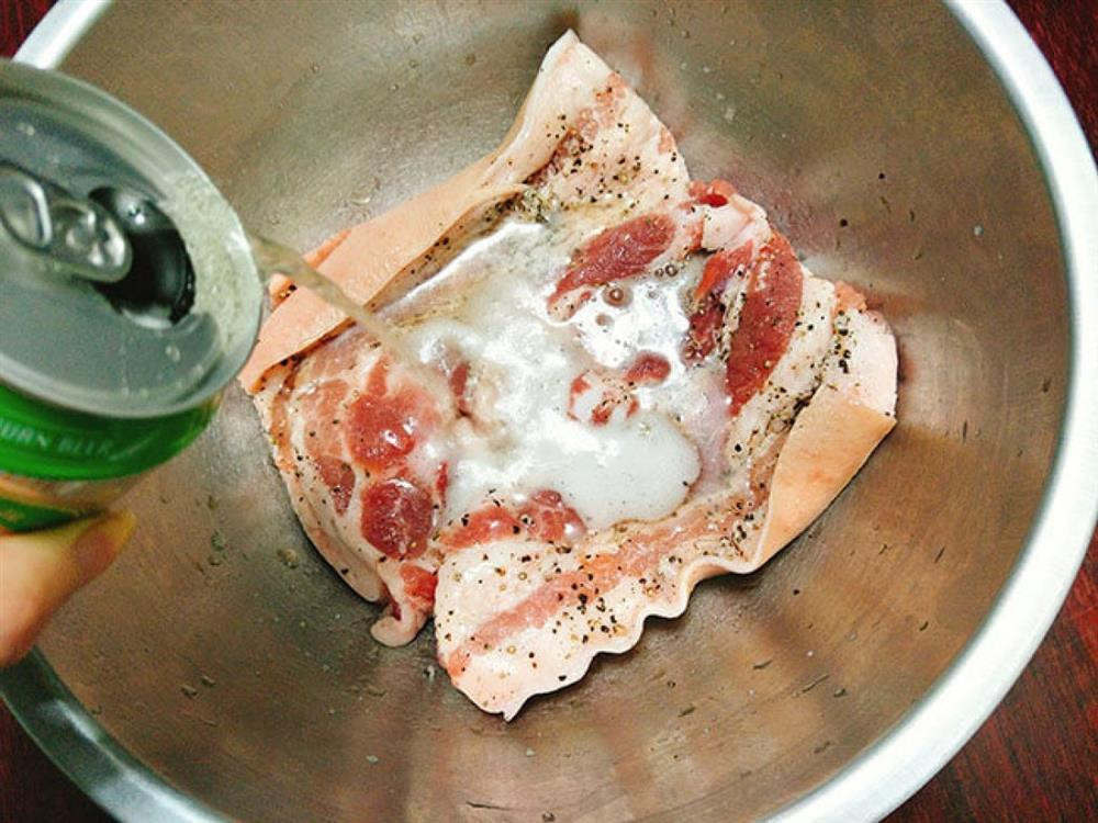 Làm mềm thịt: Bia là lựa chọn hoàn hảo nếu bạn muốn làm mềm thịt mà không làm thay đổi hương vị. Cách đơn giản chỉ cần đặt thịt trong một cái bát lớn, thêm một chút bia, sau đó ướp trong tủ lạnh. Sau một ngày, bạn có thể thưởng thức món thịt thơm ngon, mềm mà không bị đổi mùi.