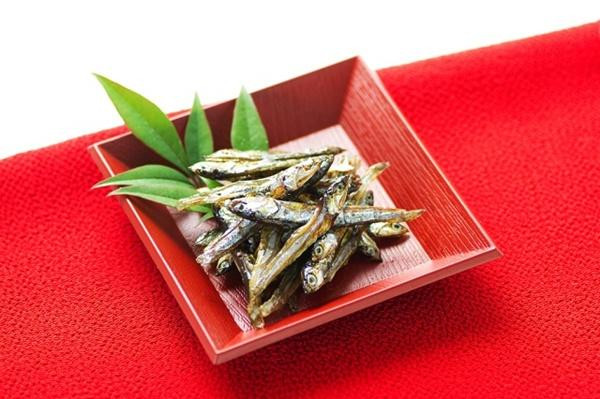 Tazukuri (cá mòi khô sốt nước tương): Đây là món cá mòi khô được nấu cùng nước sốt làm từ mật ong, nước tương và hạt mè. Nếu viết bằng kanji, nghĩa đen của tên món ăn này có nghĩa là “người làm ruộng”, vì trong lịch sử cá mòi từng được dùng để làm phân bón cho đất đai, cây trồng. Do đó, món ăn này tượng trưng cho một vụ mùa bội thu.