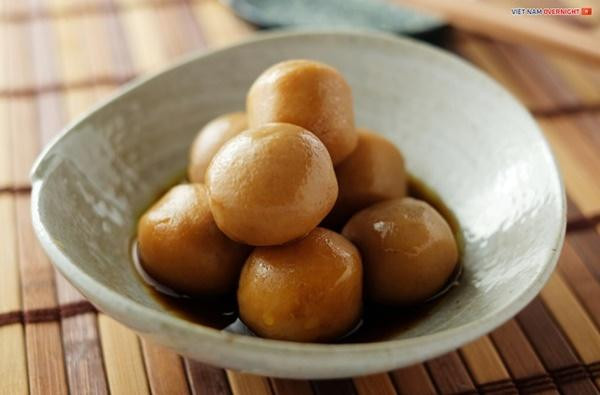 Satoimo (khoai sọ): Những củ khoai sọ satoimo được ninh trong nước dashi và nước tương cho đến khi mềm và ngấm gia vị. Loại khoai này khi mọc có một củ chính và nhiều củ nhỏ mọc ra từ nó nên satoimo tượng trưng cho lời cầu chúc một gia đình ngày càng phát triển, hòa thuận.