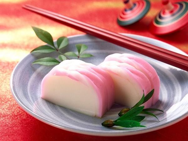Kohaku Kamaboko (chả cá): Kohaku kamaboko là loại chả cá có hai màu đỏ và trắng xen kẽ, đây là những màu mang ý nghĩa tốt lành trong văn hóa Nhật Bản. Món ăn này tượng trưng cho mặt trời mọc đầu tiên của năm mới. Nếu như màu trắng tượng trưng cho sự khởi đầu mới thì màu đỏ lại tượng trưng cho sự may mắn. Thông thường, Kohaku kamaboko chỉ được cắt theo những cách đơn giản, tuy nhiên trong hộp cơm Osechi mừng năm mới thì chúng được tạo thành các hình dáng phức tạp hơn như hình 12 con giáp hoặc hình bán nguyệt, xoáy bện, …