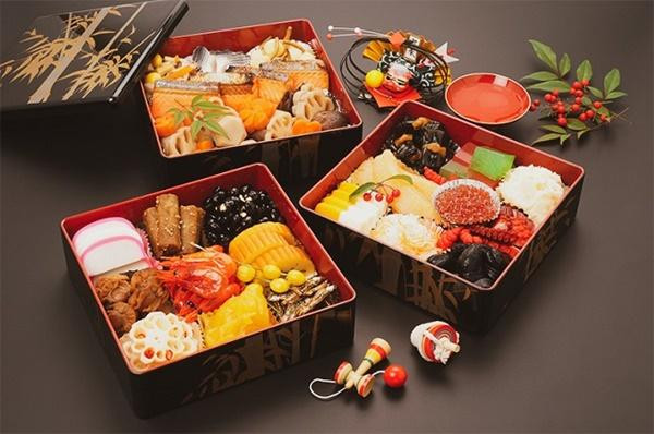 br/> “Osechi Ryori” là bữa ăn đặc biệt đón chào năm mới của người Nhật. Đây là những món ăn mang ý nghĩa đặc biệt, đựng trong hộp cơm sơn mài nhiều tầng, được trang trí vô cùng tỉ mỉ gọi là Jubako. Truyền thống ẩm thực năm mới này của người Nhật Bản đặc biệt đến mức Osechi Ryori được coi là một trong những yếu tố quan trọng trong Washoku (Ẩm thực truyền thống Nhật Bản) đã được UNESCO công nhận là Di sản văn hóa phi vật thể.